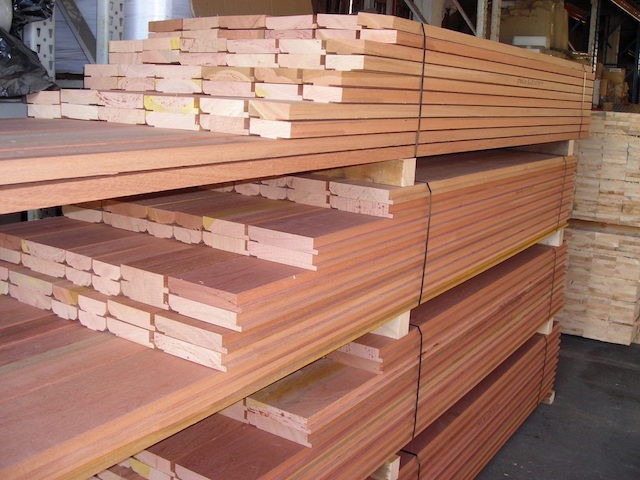 Fabrication sur mesure de plancher bois dur kapur et profilé omega